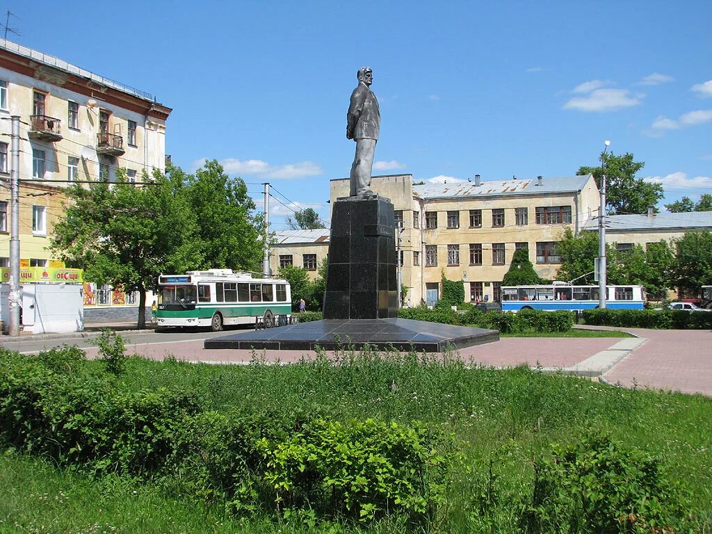 Площадь Дзержинского Дзержинск Нижегородская область. Памятник Маяковскому в Дзержинске. Площадь Маяковского Дзержинск. Город Дзержинск площадь Дзержинского.