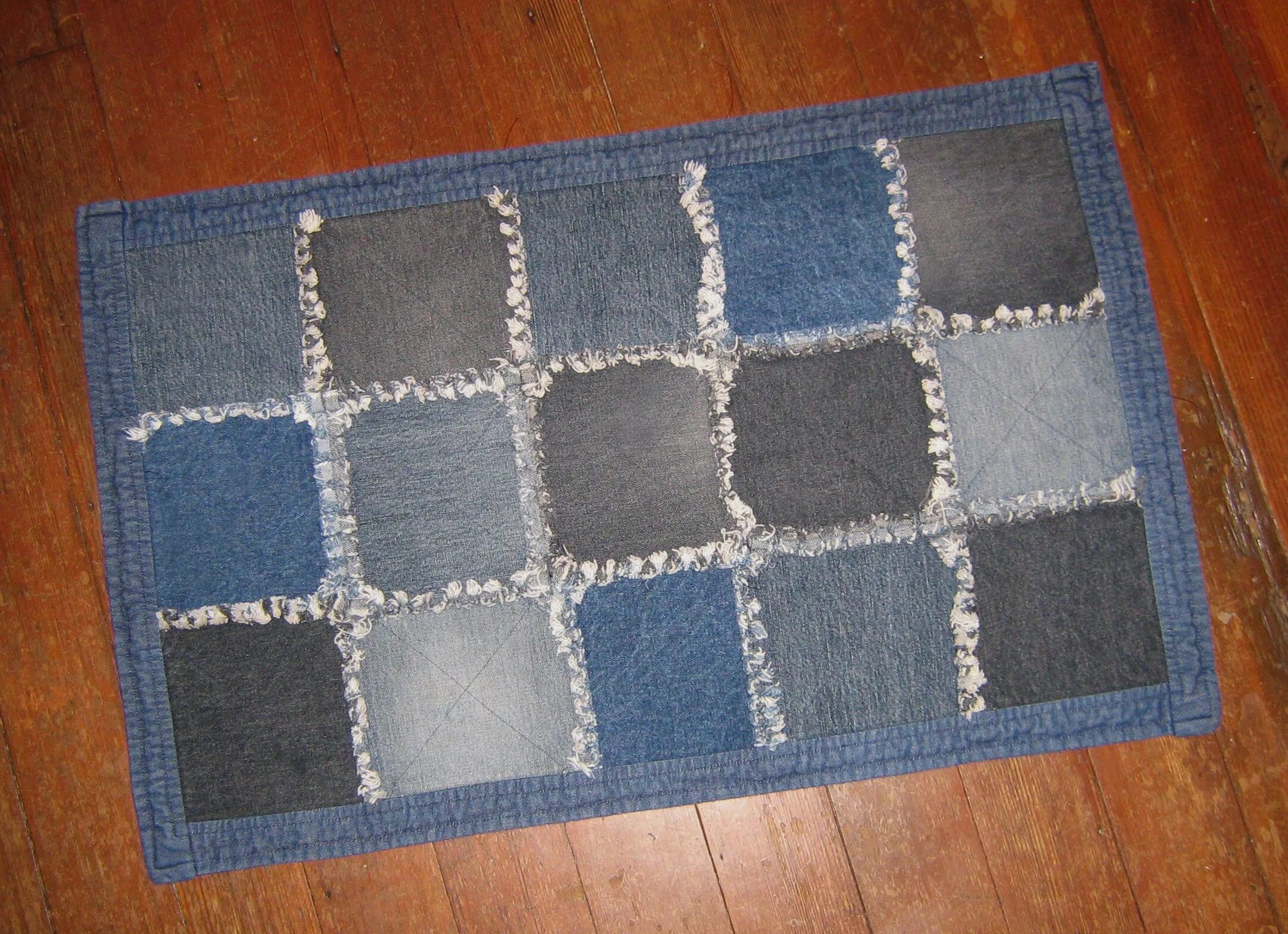 Как сшить коврик из старых джинсов. Коврики их старых джин ов. Как сшить коврик из старых джинсов. Коврик пэчворк из джинсы. Коврик из джинсов.