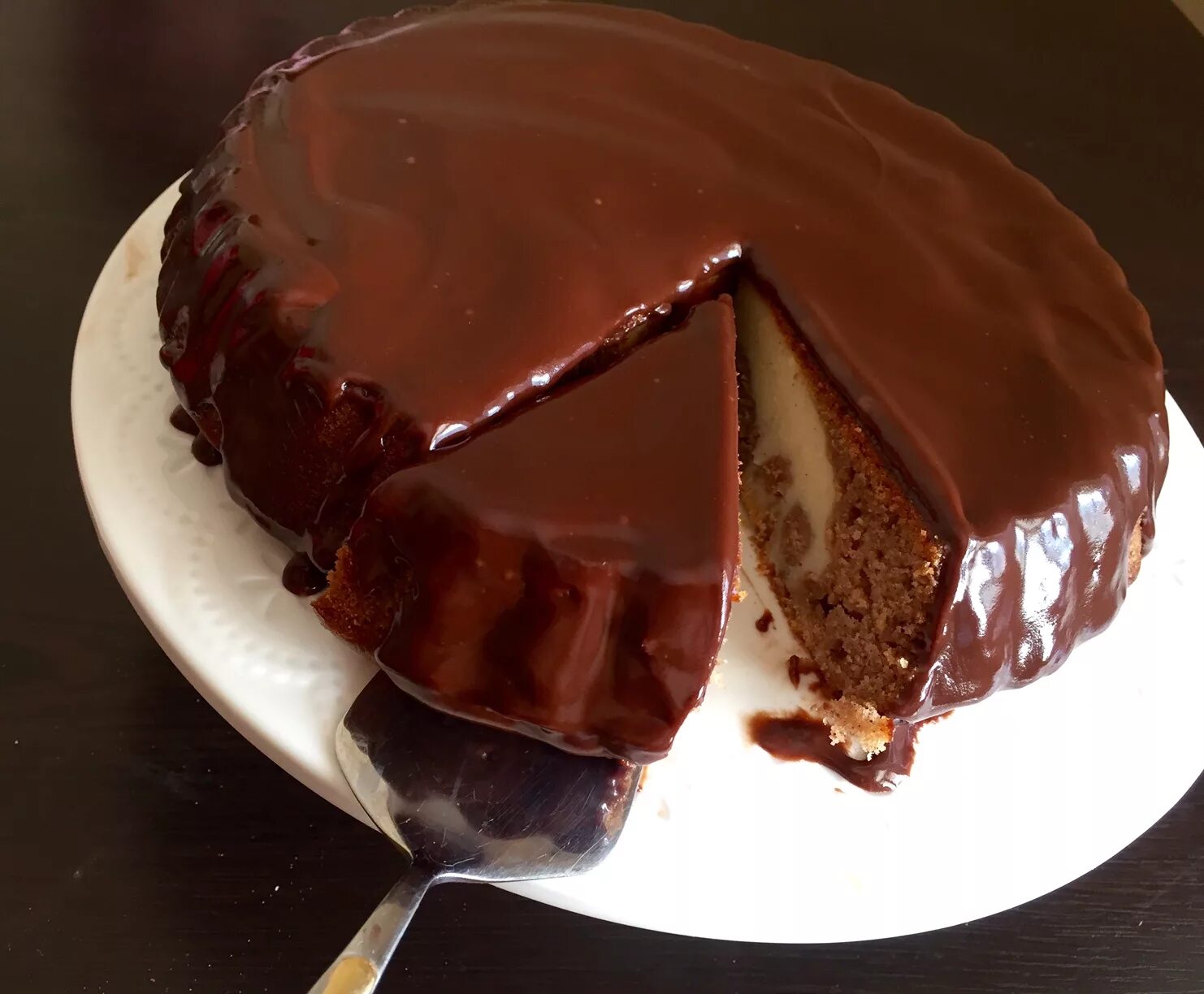 Шоколадная глазурь рецепт в домашних. Пирог с шоколадной глазурью. Торт с шоколадной глазурью. Кекс с шоколадной глазурью. Шоколадный пирог с шоколадной глазурью.