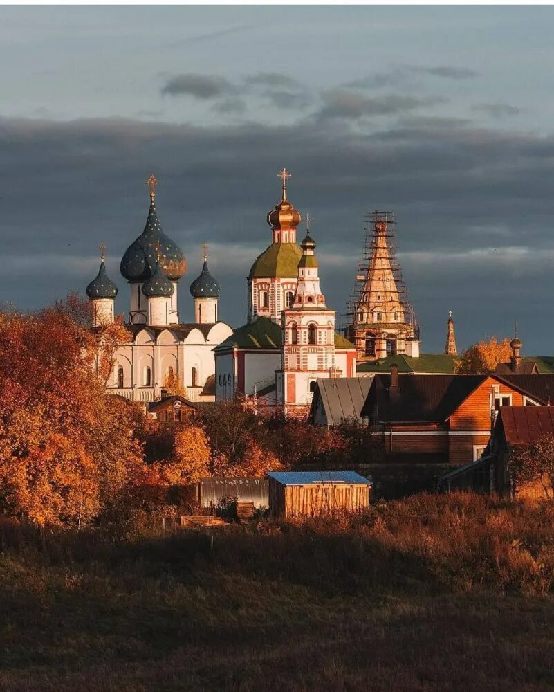 Фотографии золотого кольца россии. Суздаль Жемчужина древнерусского зодчества. Архитектура золотого кольца России Суздаль. Золотое кольцо России осень Суздаль.