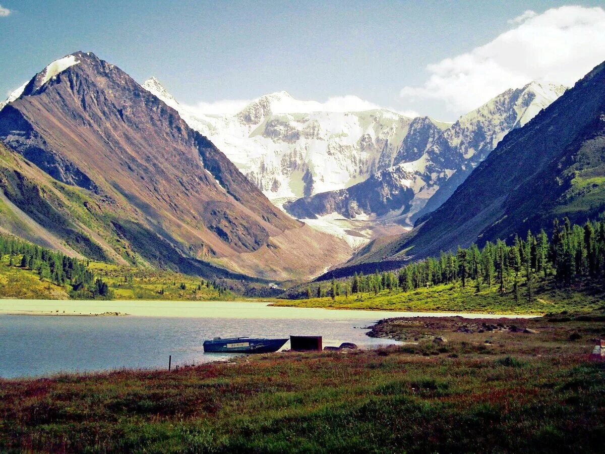 Самая высокая вершина сибири гора. Белуха горный Алтай. Гора Белуха, горный Алтай. Золотые горы Алтая Белуха. Аккемское озеро Республика Алтай.