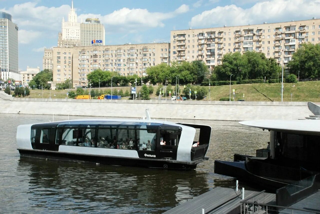 Водный трамвайчик в москве. Москва река речной трамвайчик. Трамвайчик северный речной вокзал. Речной трамвайчик речной вокзал. Водный транспорт москвы по тройке.