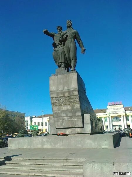 ЕКБ памятник воинам Уральского добровольческого. Памятник воинам УДТК Екатеринбург. Памятник танкистам в Екатеринбурге. Памятник воинам Уральского добровольческого танкового корпуса.