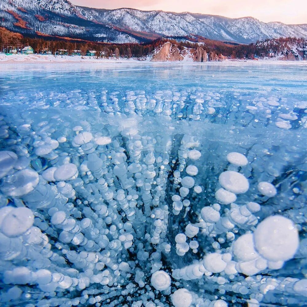 Замерзший воздух в воде. Метановые пузырьки на Байкале. Голоустное Байкал пузырьки. Метановые пузыри на Байкале. Пузырьки на Байкале большое Голоустное.