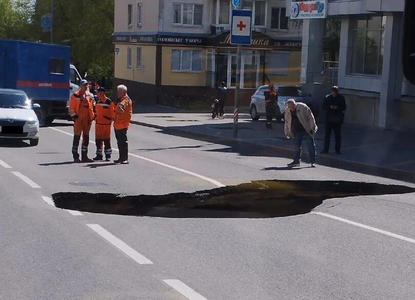 Где провалился асфальт. Провал асфальта на Советской Липецк. Провалился асфальт на Щепкина. Провалы асфальта в Туле. В Краснодаре провалился асфальт.