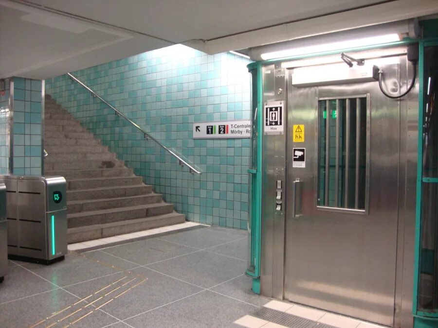 Лифты в метрополитене. Лифты на станции саларьево. Лифты в метро для инвалидов. Nagatinskaya metro лифт. Метро беломорская туалет.