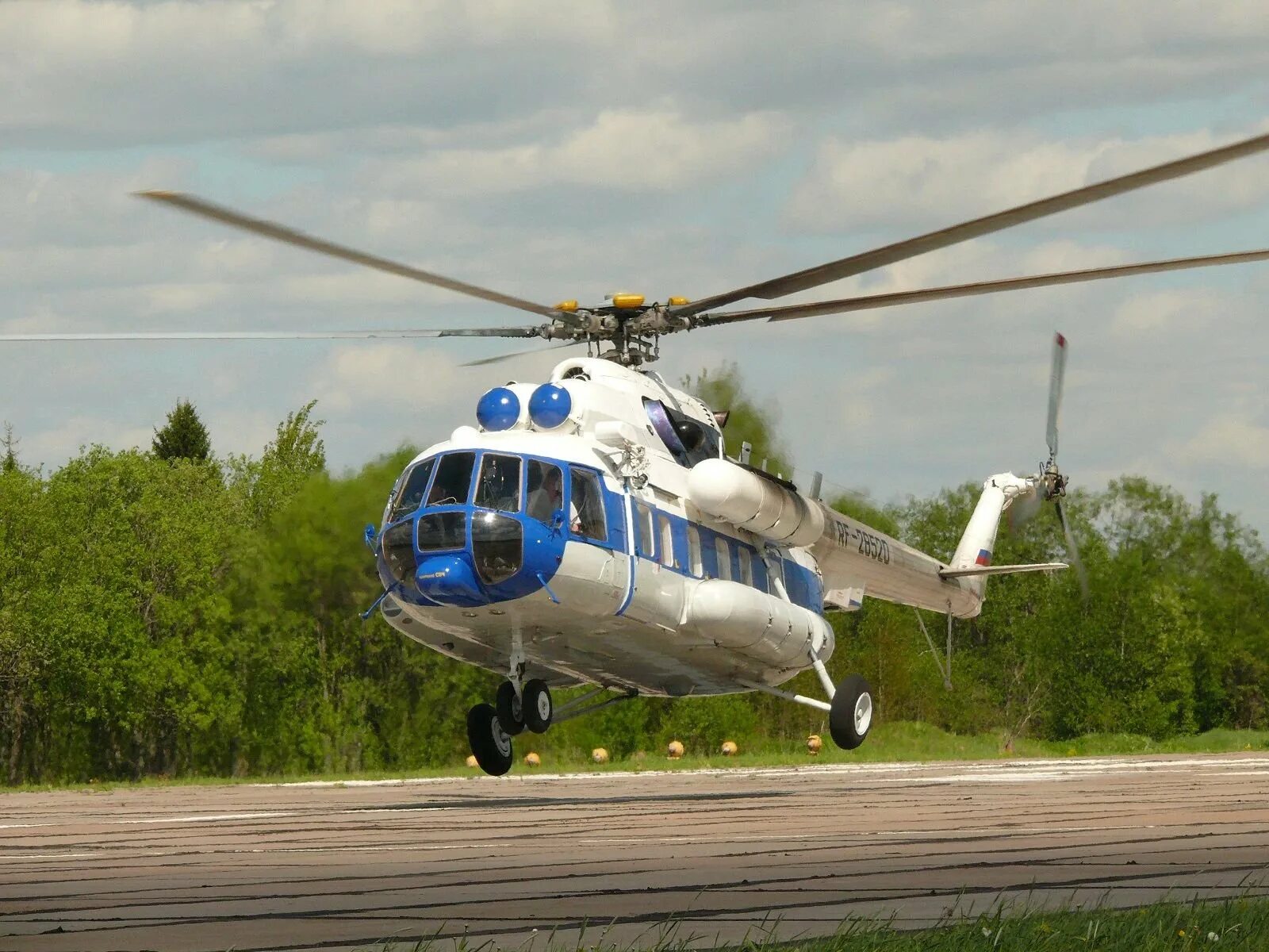 Ми 8 россия. Ми-8 вертолёт. Ми8 вертолет Авис Амур. Ми-8 вертолёт вертолёты. Вертолет ми8 белый.