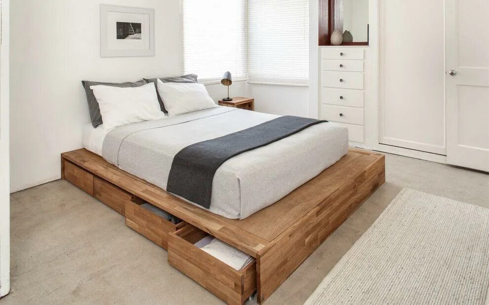 Кровать подиум. Кровать на постаменте. Кровать на деревянном подиуме. Кровать-подиум с ящиками. Подиум для матраса