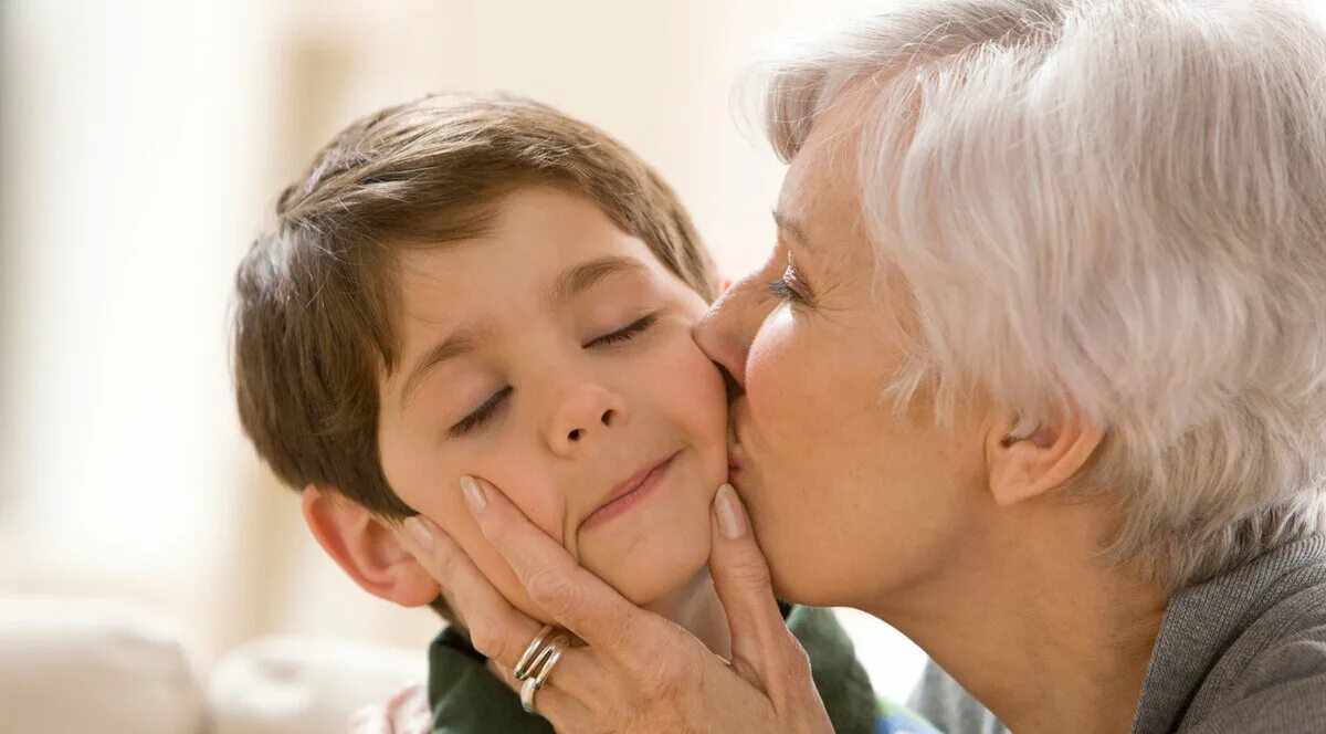 Русские пожилые мамы. Бабушка и внук. Мальчик с бабушкой. Бабушка с внуками. Бабушка целует внука.