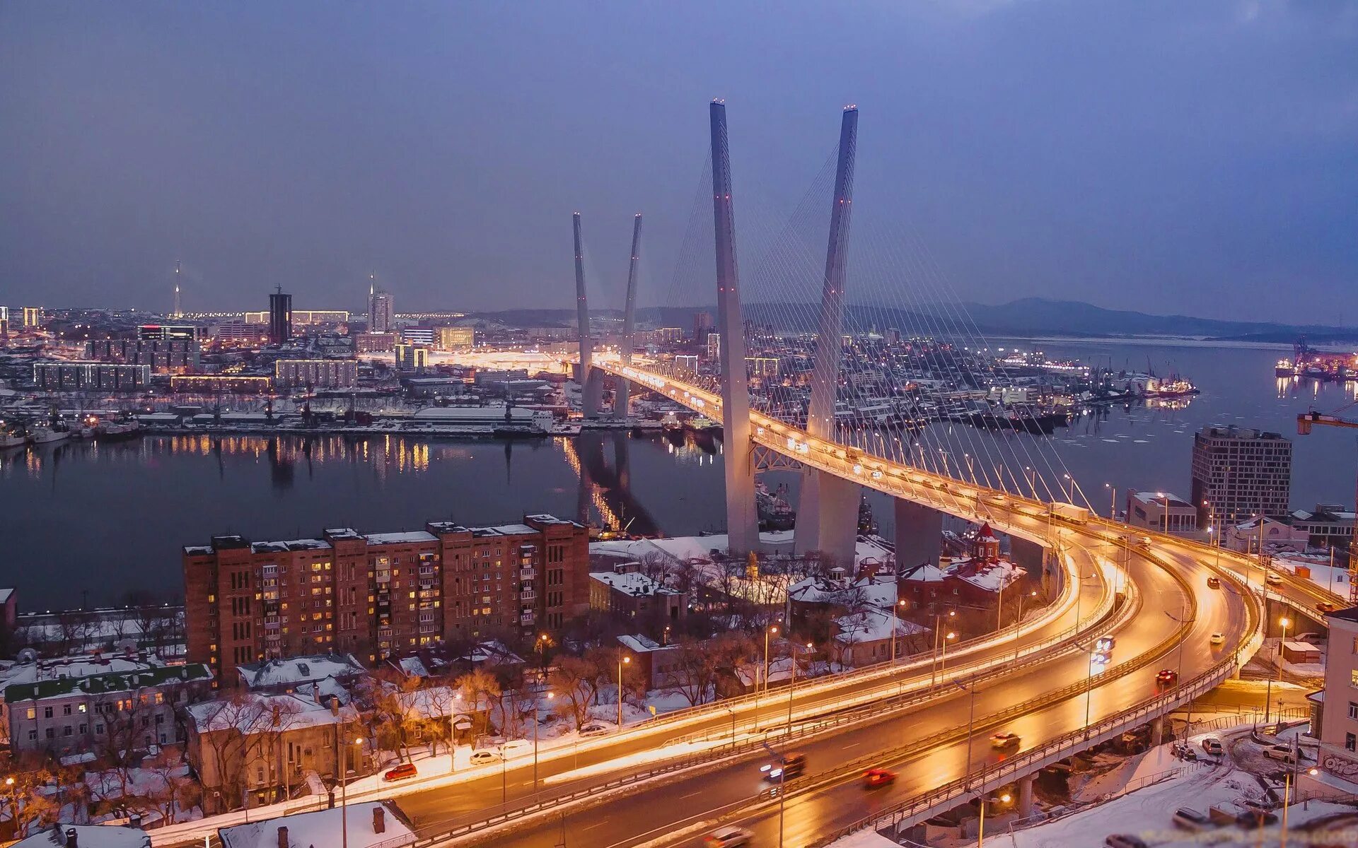 Владивосток приморский край фото. Бухта золотой Рог Владивосток. Мост золотой Рог Владивосток. Ночной Владивосток мост золотой Рог. Золотой мост Владивосток зима.