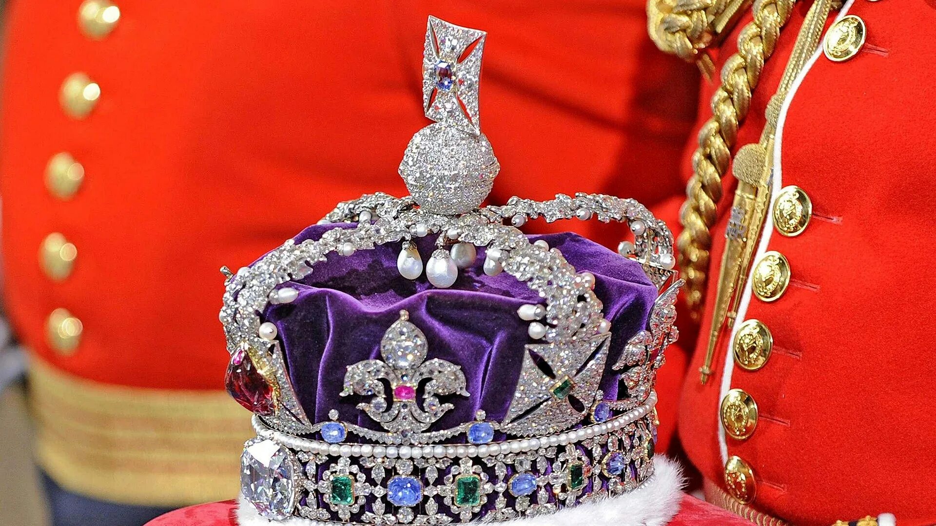 Царской контакты. Сокровищница британской короны (the Crown Jewels).. Тауэр Королевские регалии. Лондонский Тауэр драгоценности короны. Королевская сокровищница Тауэра.