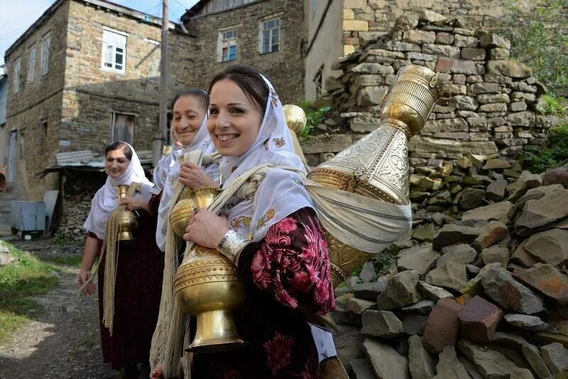 Даргинцы Кубачи. Село Кубачи Дагестан. Кубачи Дахадаевский район Дагестан. Кубачинка нация. Традиции даргинцев