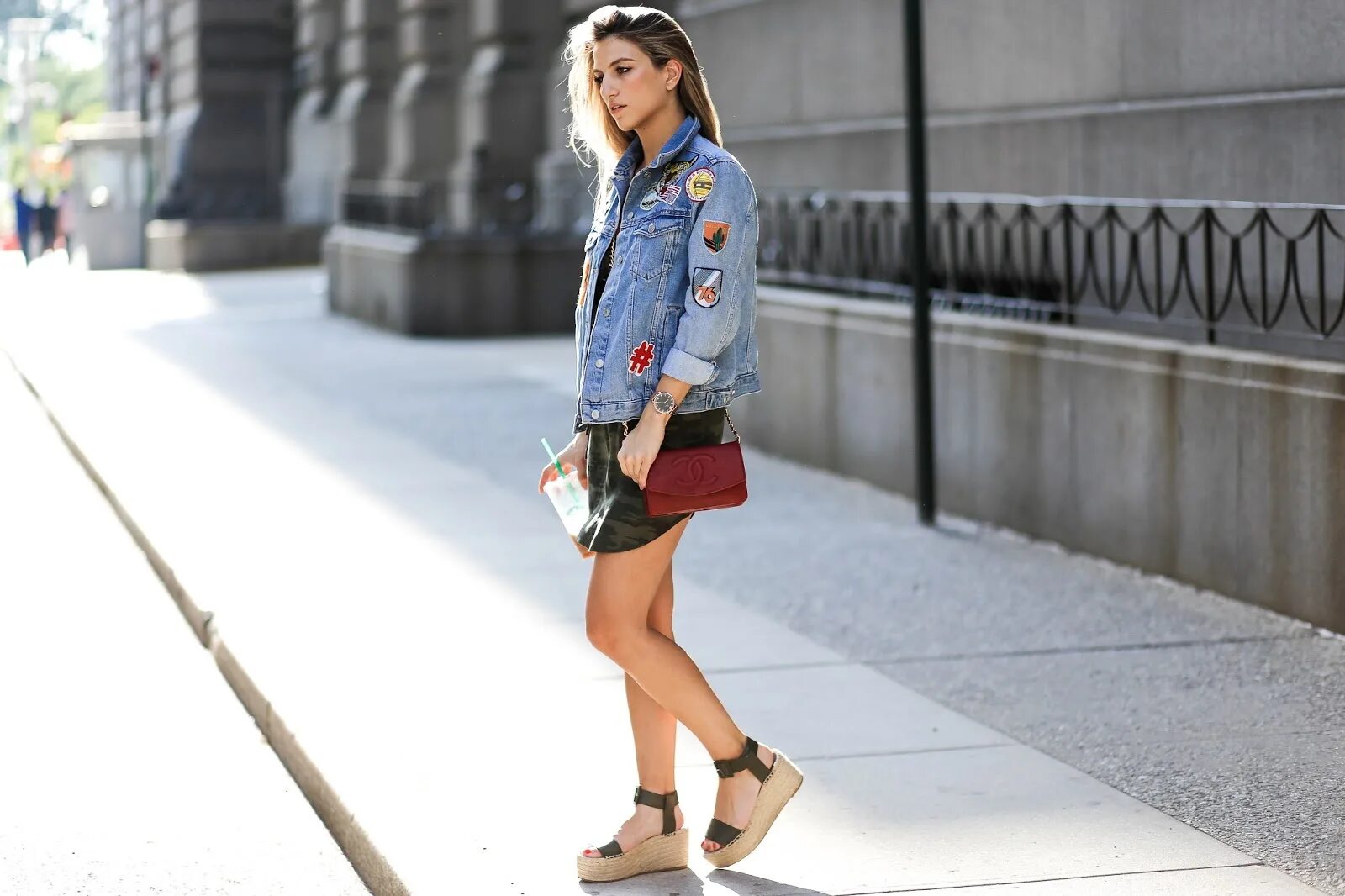 эспадрильи с джинсами. яркие вещи для девушек. что надеть выходя на улицу. что надеть выходя на улицу. барбара мартелло стиль 2021.