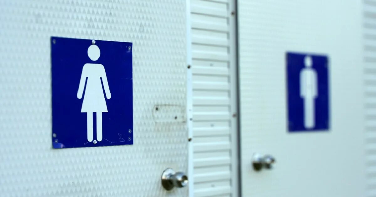 Школьный туалет мальчиков. Санузел в начальной школе. Школьный туалет мальчиков. Туалеты в японии. Туалетная комната в школе.