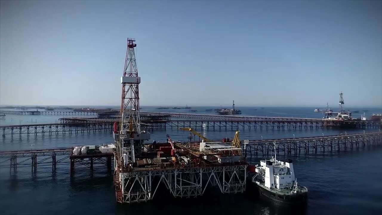 Бакинские нефтяники фотосессия. Нефтяные качалки в баку. Neft daşlari азербайджан. Бакинские нефтяники в 60-е годы. 1941 1945 великая отечественная война в баку.