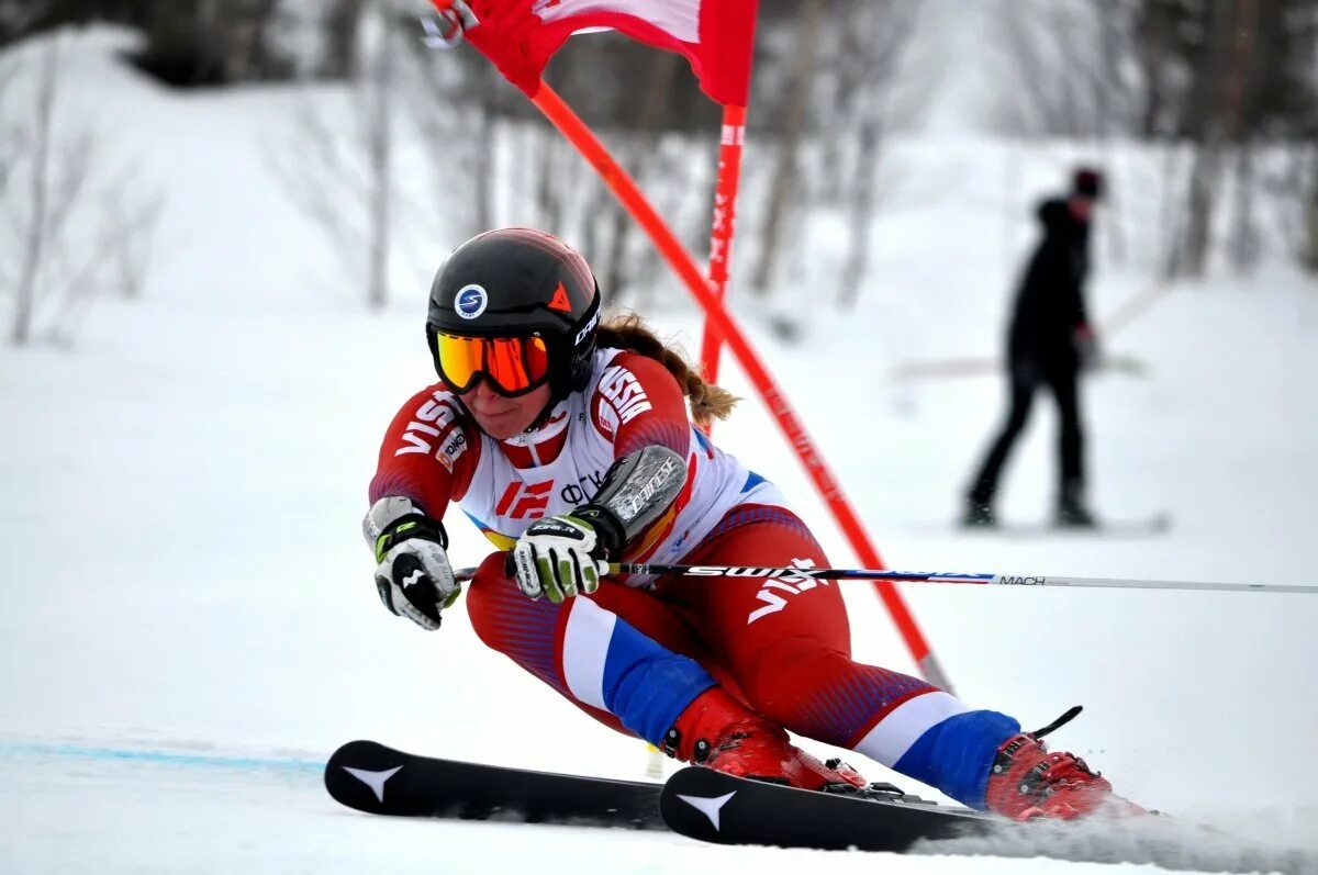 Скоростные лыжи. Скоростные лыжи. Специальный скоростной спуск. Скоростной спуск с горки спорт. Горные лыжи скоростной спуск.