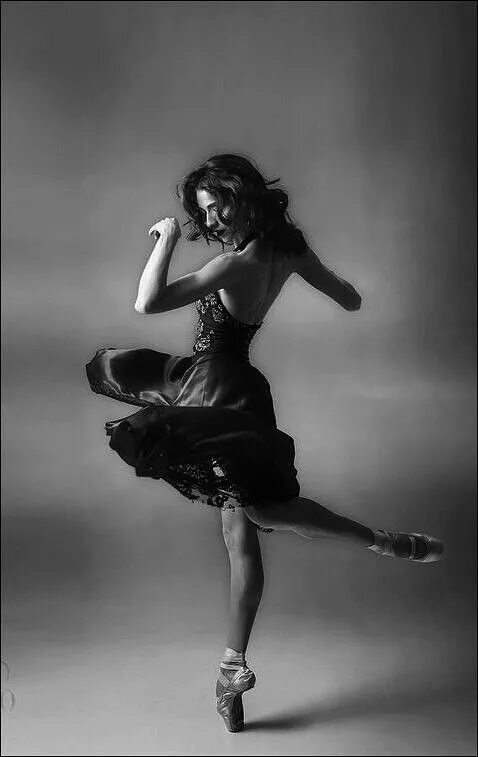 Танец девушки в черном. Девушка танцует. Черно белая фотосессия. Балерина в черном. Балерина в черном.