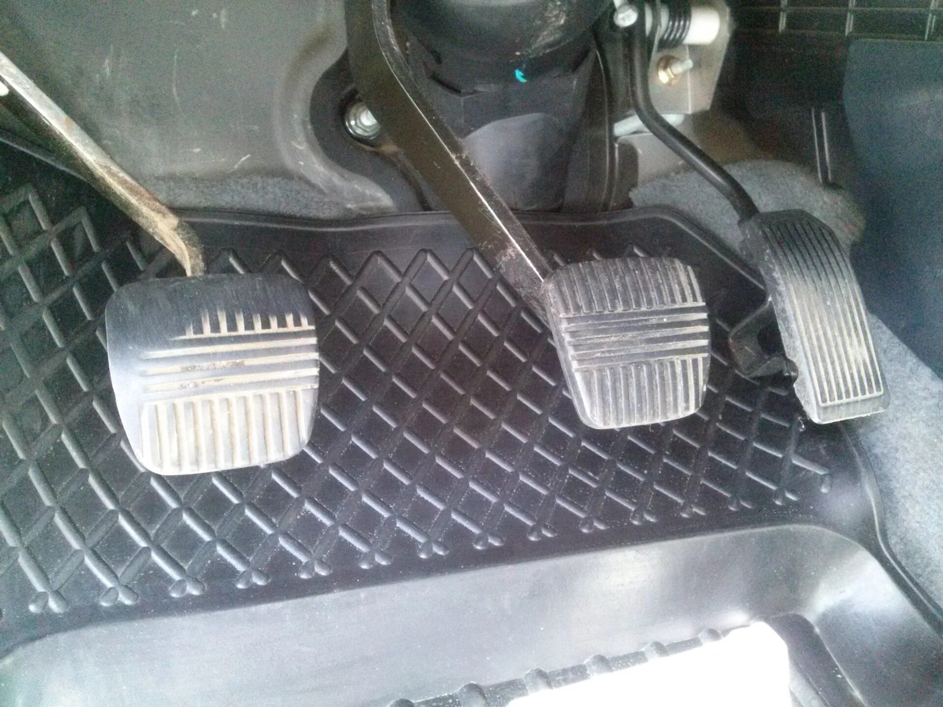 Датчик педали ниссан альмера классик. Накладки на педали ниссан альмера н16. накладки на педали nissan almera classic b10. накладки педалей nissan almera g15. ниссан альмера 2007 заглушка педали газа.