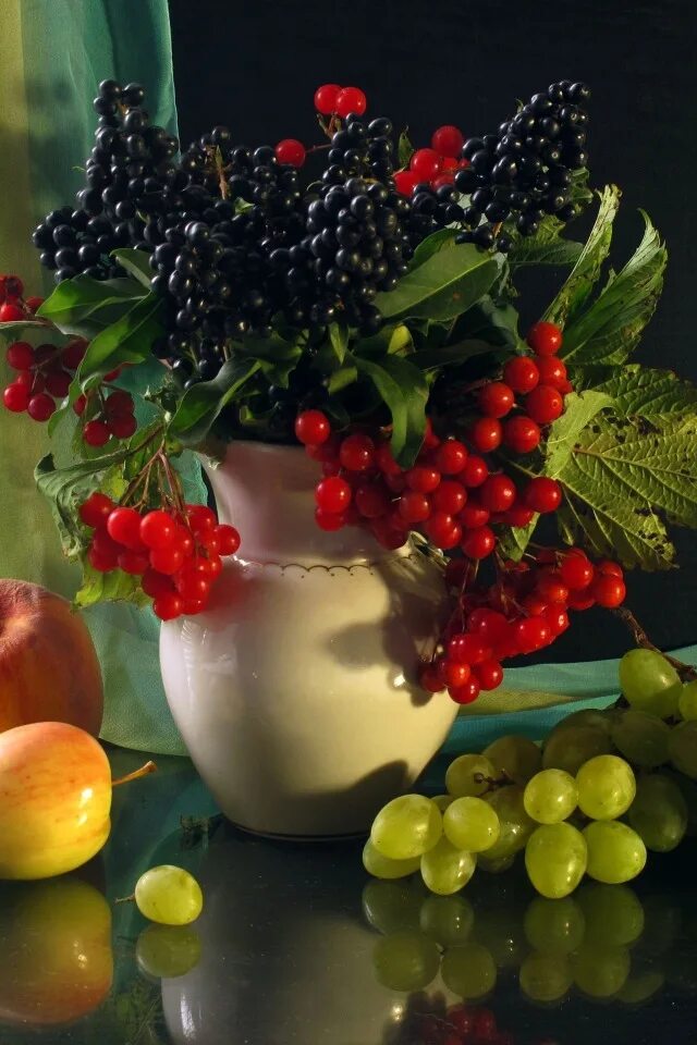 Хорошего дня фрукты. Фрукты и ягоды в вазе. Натюрморт с цветами и фруктами. Натюрморт с фруктами и ягодами. Красивые натюрморты с цветами и фруктами.