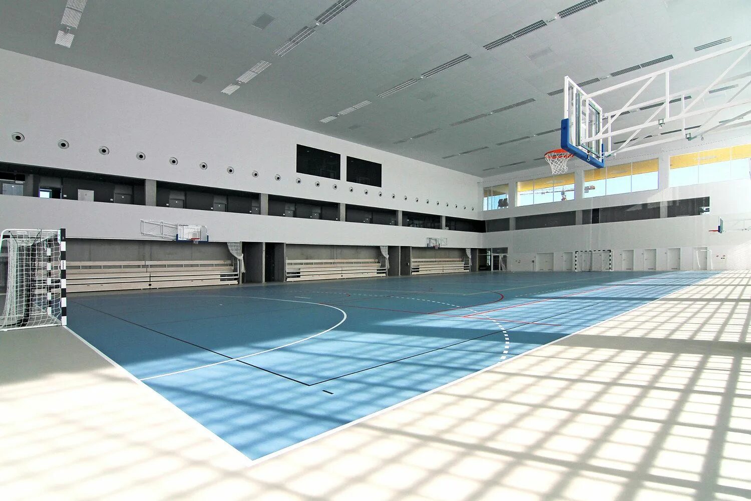 Sports hall. Шторы для фойе спортивного сооружения. Спорткомплекс дизайн. Холл спортивной школы. Дизайн спортивного комплекса внутри.