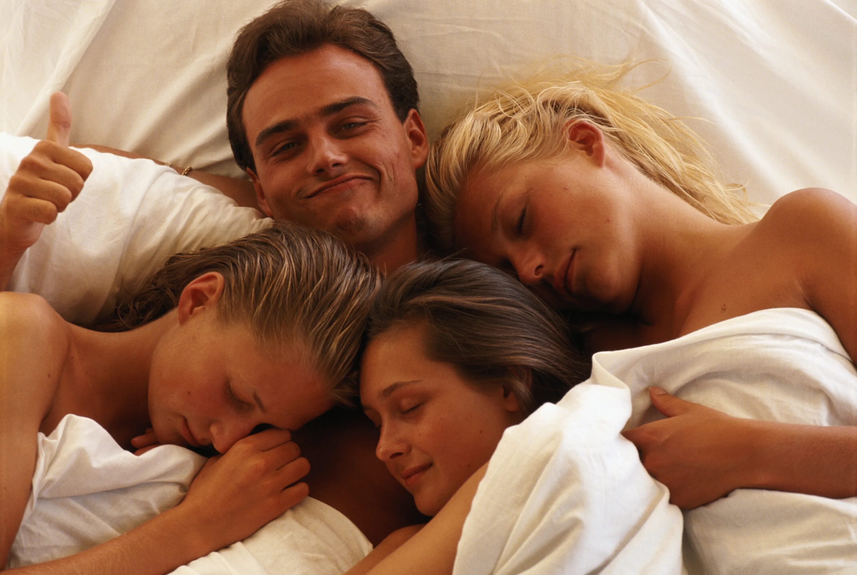 Мужчина с двумя девушками в кровати. Семейная пара в постели. Три мужчины и одна женщина. Трое в постели. Threesome group