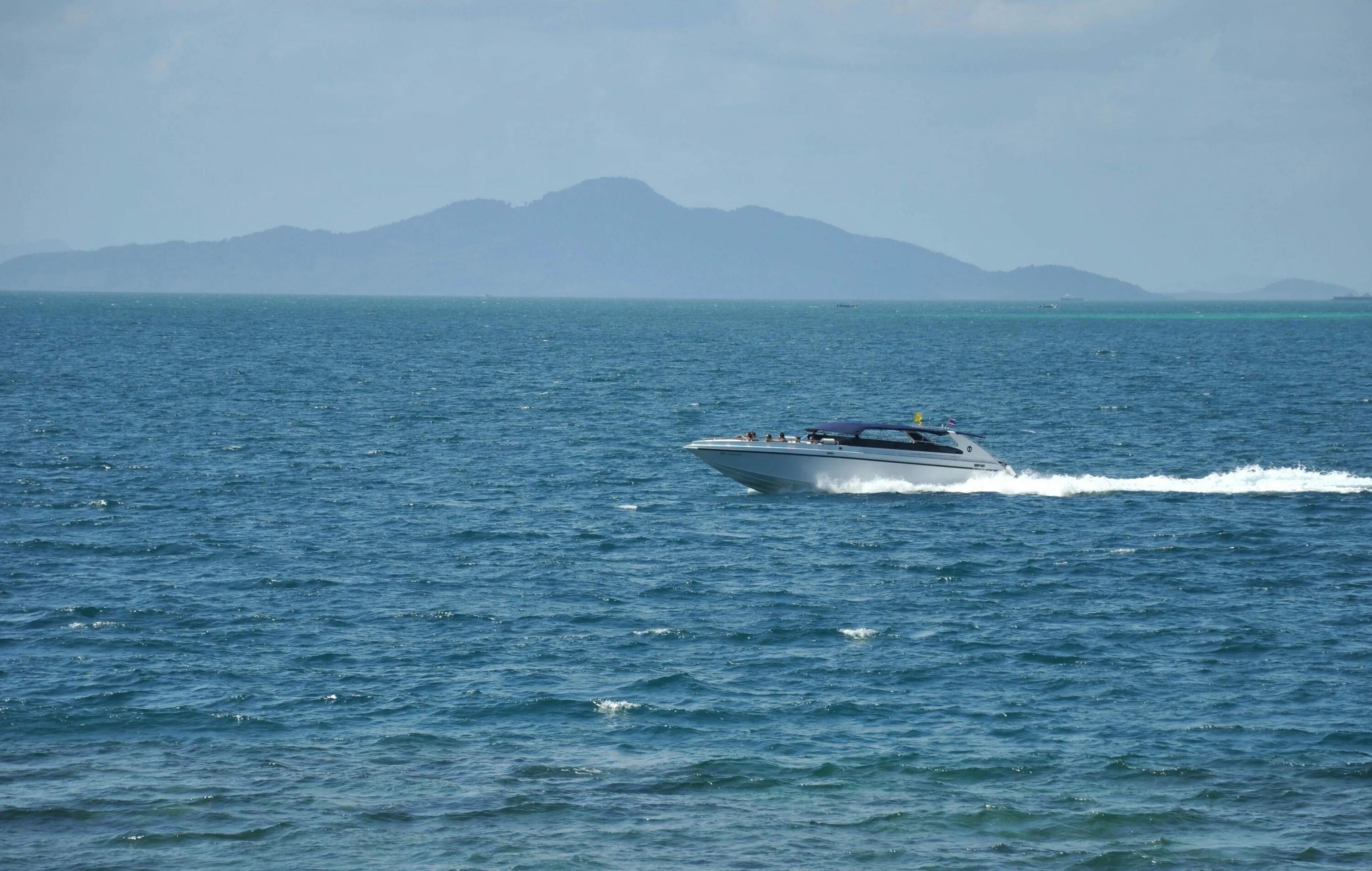 Катер двигается вдоль. Маломерные яхты. Катер gif. Море лодка гиф. Катер на реке.