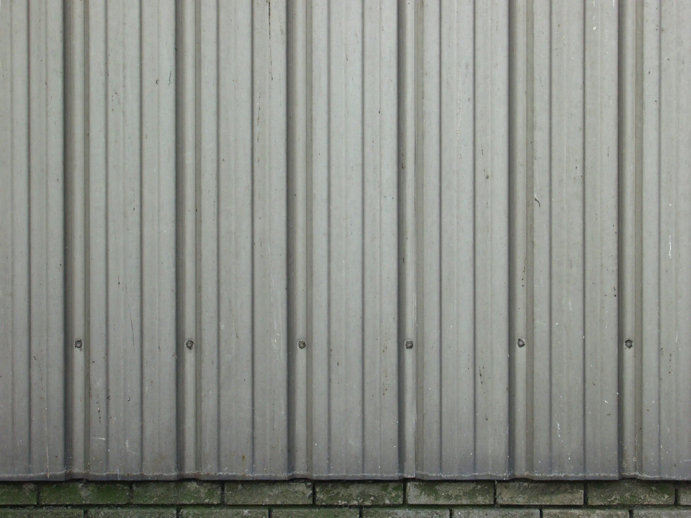 Старая металлическая стена. Профлист н120. Забор на неровном участке из профлиста. Забор из профнастила. Профнастил цинк некондиция 1,2*2.