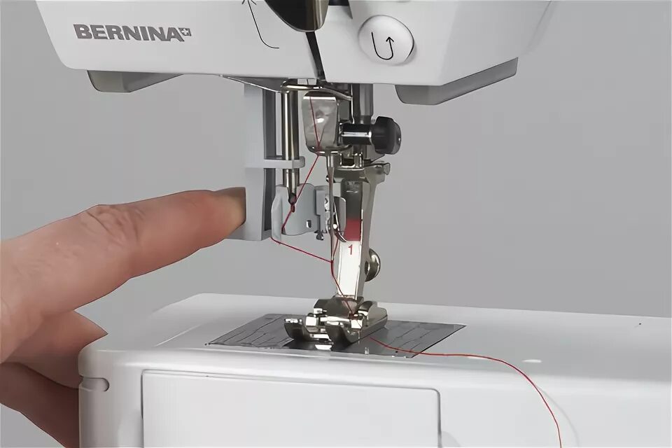 Вышивальный модуль Bernina b560. Автоматический нитевдеватель для швейной машинки ASTRALUX 7300. Bernina b 550 qe. Janome 415 нитевдеватель. Швейная машинка нитевдеватель