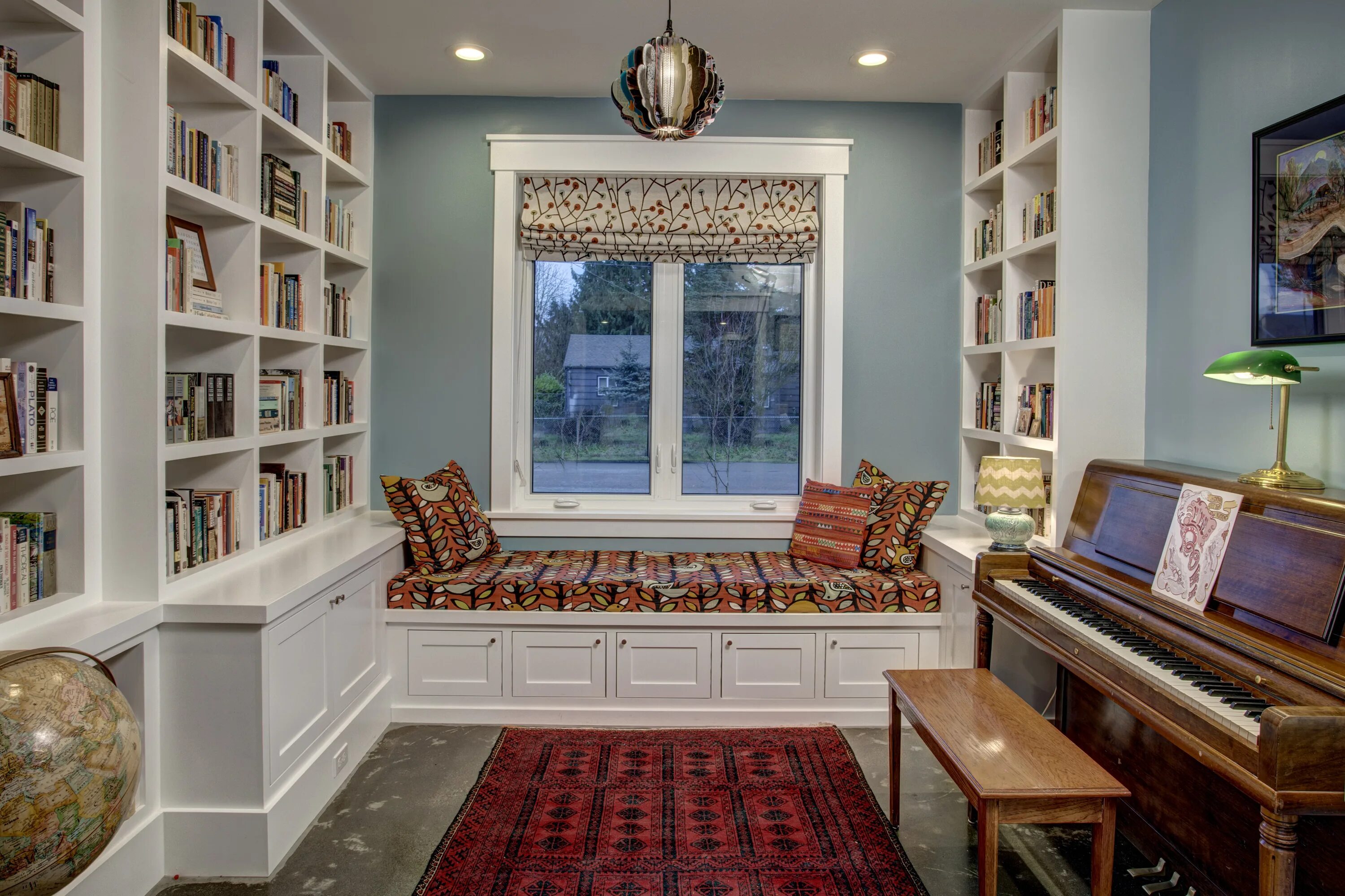 Подоконник диван в гостиной. Подоконник диван. Под окном глубоким. Под окном глубоким. Под окном глубоким.