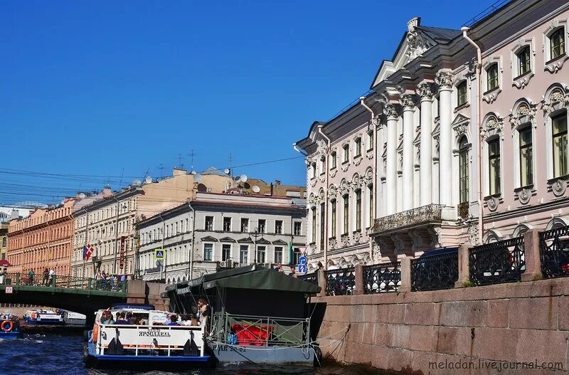 Спб 2015. Крюков канал дом 28. Доходный дом мойка кораблики. Каналы мойка кораблик. Чтения у Крюкова канала.