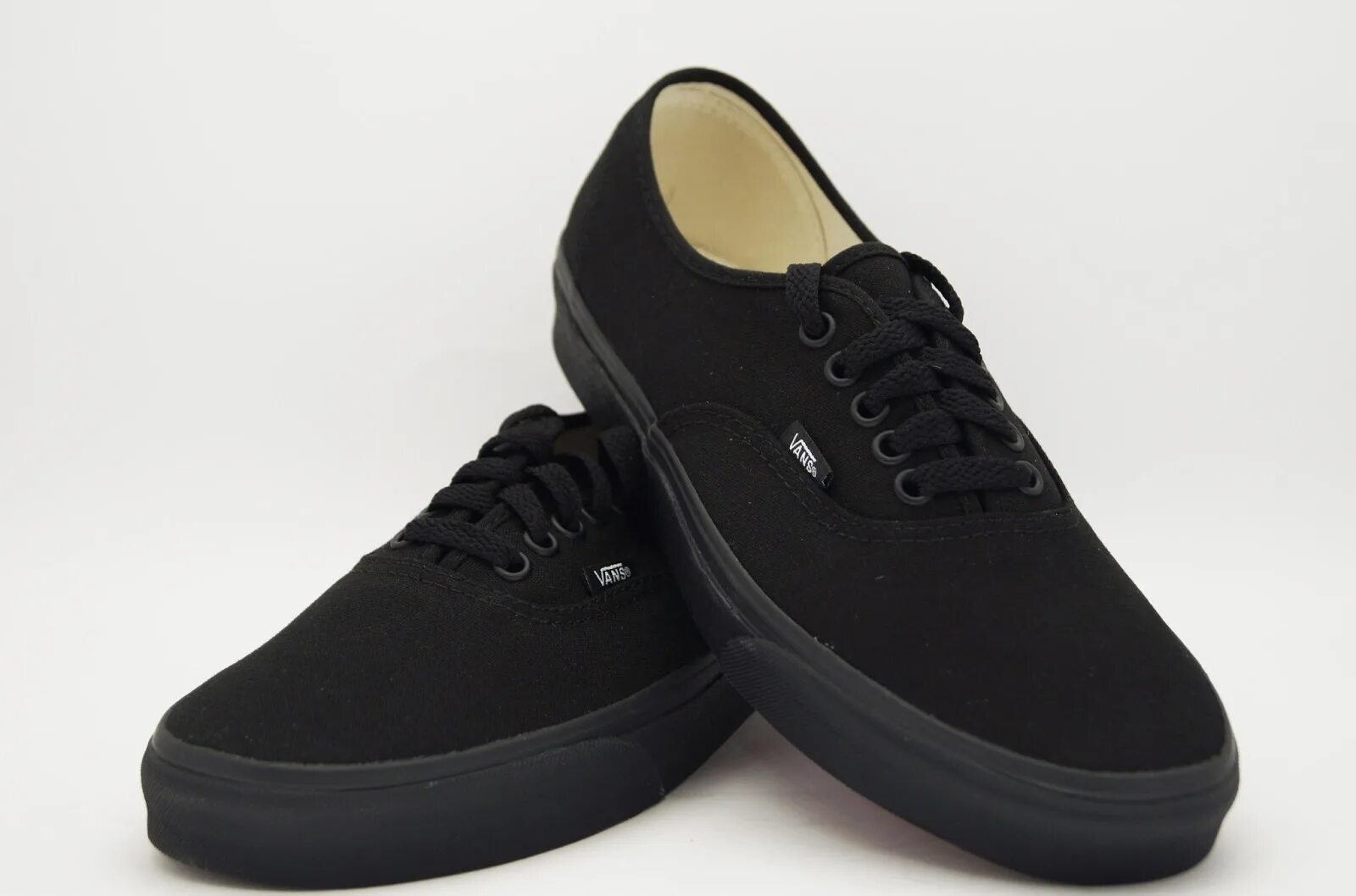 Vans черные кеды. Vans черные. теннисные туфли черные. чисто чёрные кроссовки кеды. ванм.