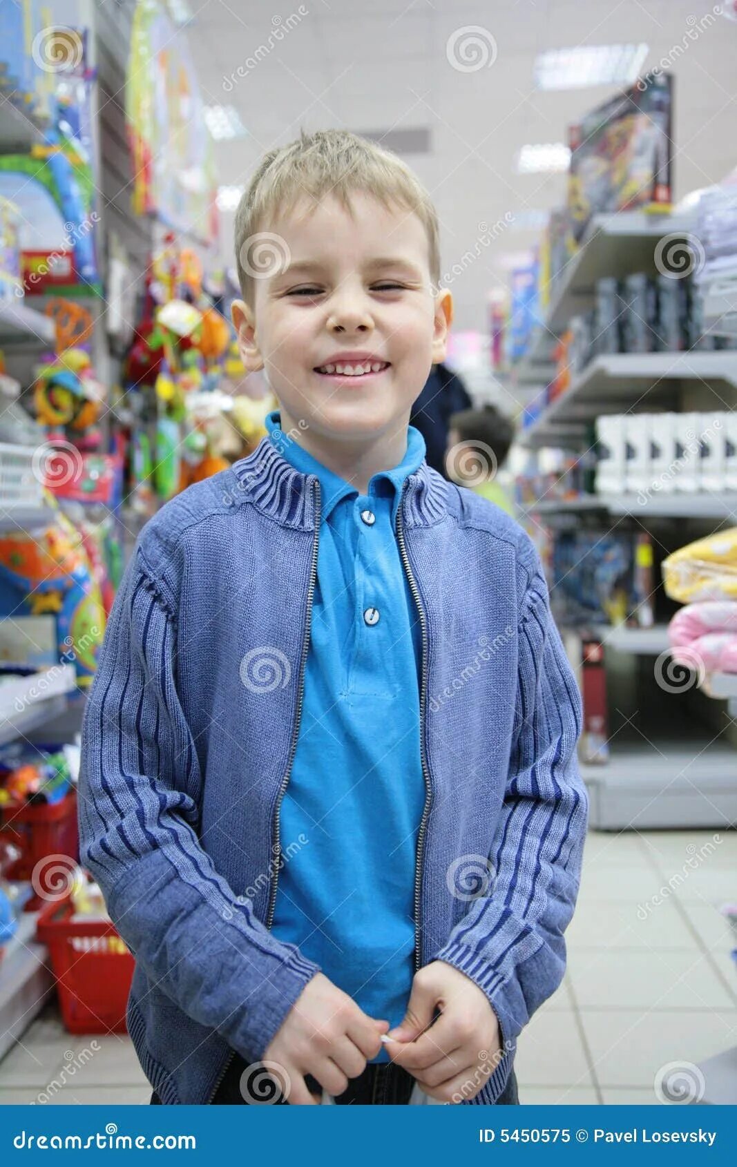 Магазин мальчиков. Мальчик в магазине. мальчик в магазине игрушек. мальчик раздел мальчика. boys and toys.