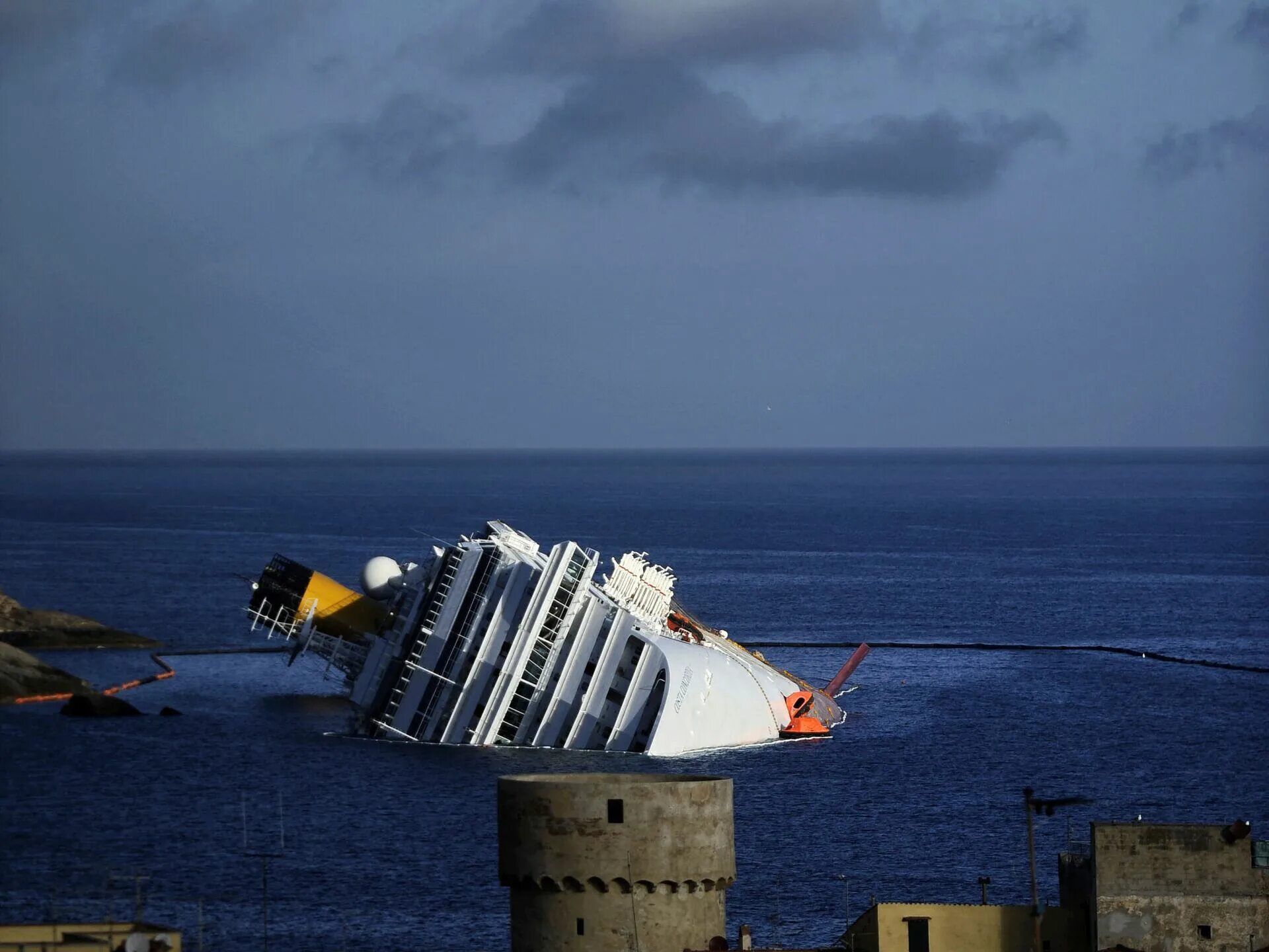 Costa concordia крушение. Крушение Коста Конкордии 2012. Коста Конкордия крушение. Корабль Коста Конкордия. Крушение лайнера Costa Concordia.