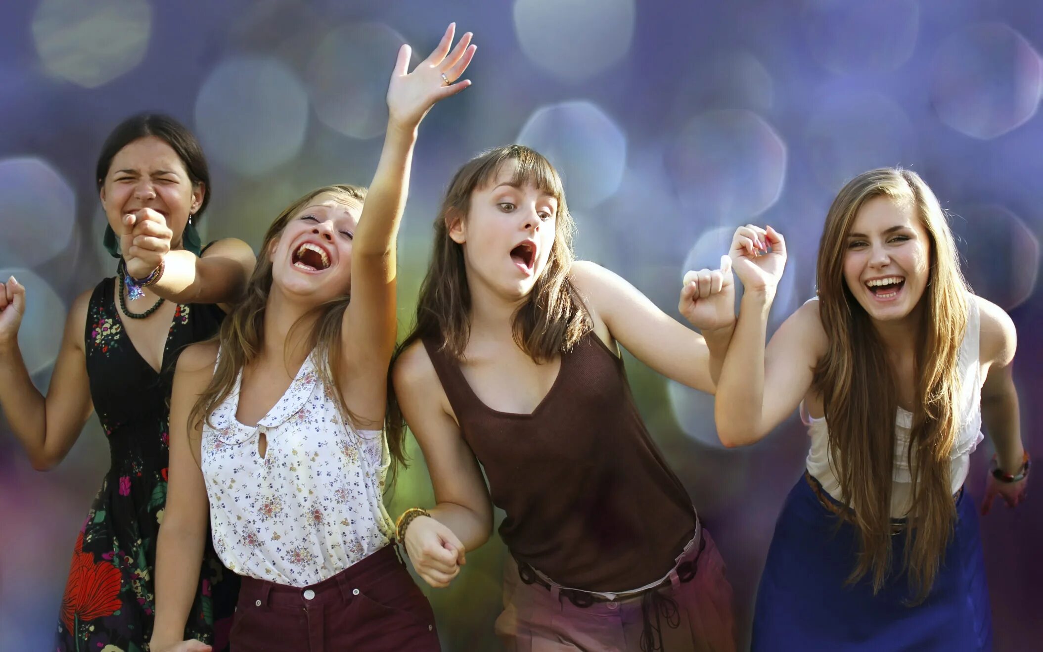 Девчонок имеют. Черные подруги для потех. The girls are having fun. Две девушки смеются. Девчонок имеют.