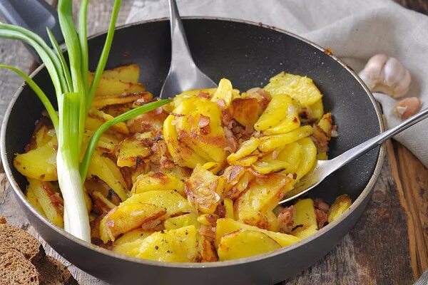 Подача жареного картофеля. Жареная картошка. Картошка для жарки. Сон картошка крупная. Отварной жареный картофель.