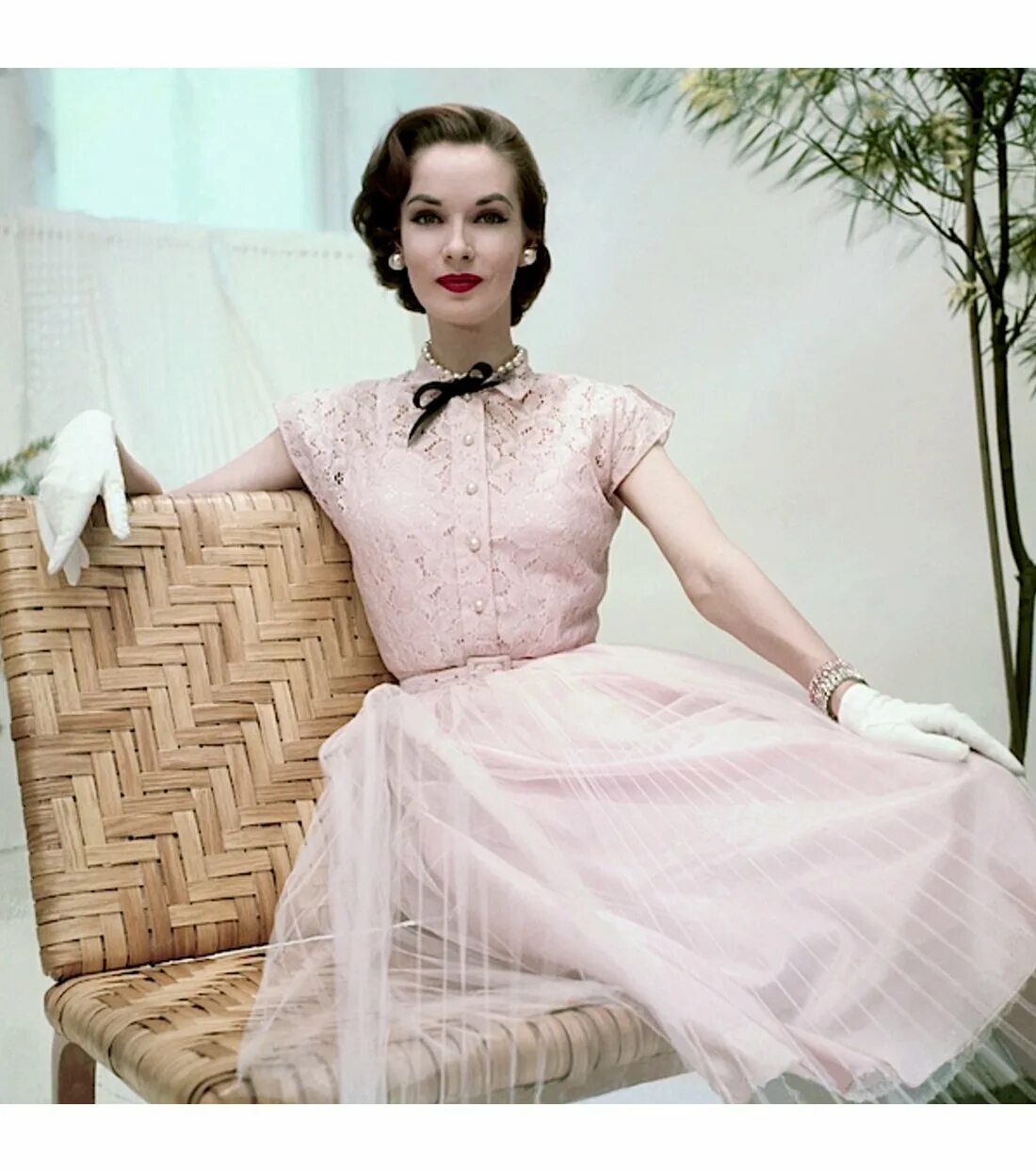 Платье 40 годов для девочки. Мода 50-х Англия. 40е-50-е годы мода в Великобритании. Ретро платье мода 50е. Мода 1950-х.