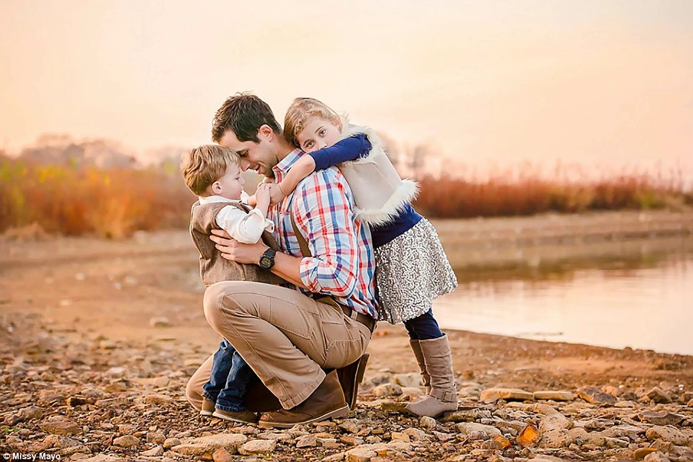 Daddy loves daughter. Детям о папе. Отцы и дети. Родители и дети обнимаются. Мужчина с ребенком.