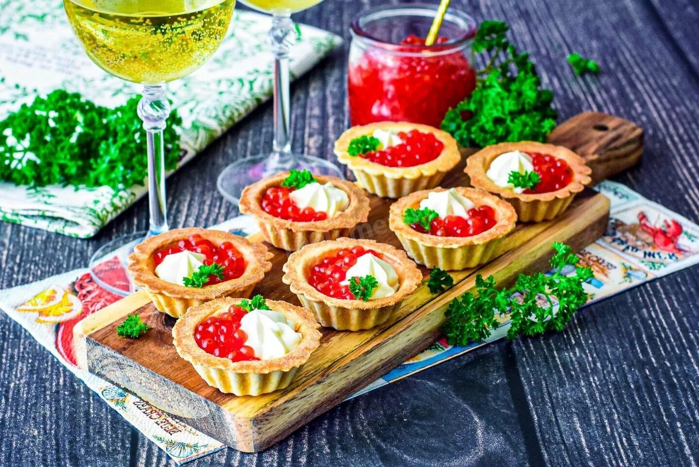 Какой сыр использовать для тарталеток. Тарталетки с икрой и творожным сыром. тарталетки с икрой и сыром. тарталетки с красной икрой. тарталетки с красной икрой и творожным сыром.