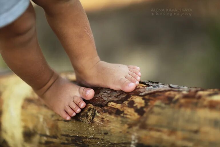 Алекс д босиком. Девушка лежит босиком. Девушка босиком. Девушки босиком и нагишом. Стася милославская босиком.