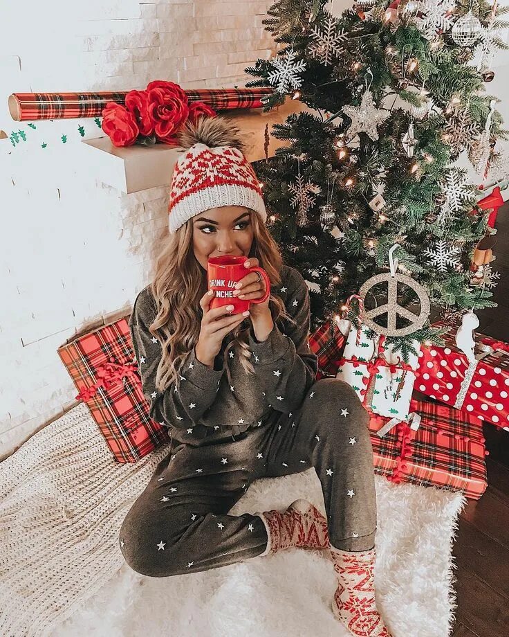 cute!!! tysm for 100 coming soon! Christmas photoshoot, Christmas pictures outfi