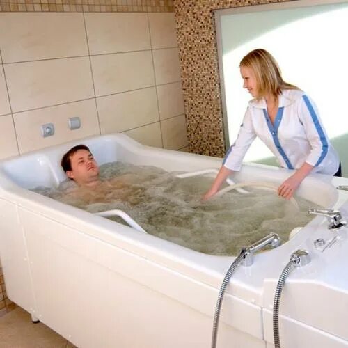 Какие процедуры проходишь. Тракционное вытяжение позвоночника. Какие процедуры проходишь. Кисловодск водолечебница. Отдыхающие в санатории.