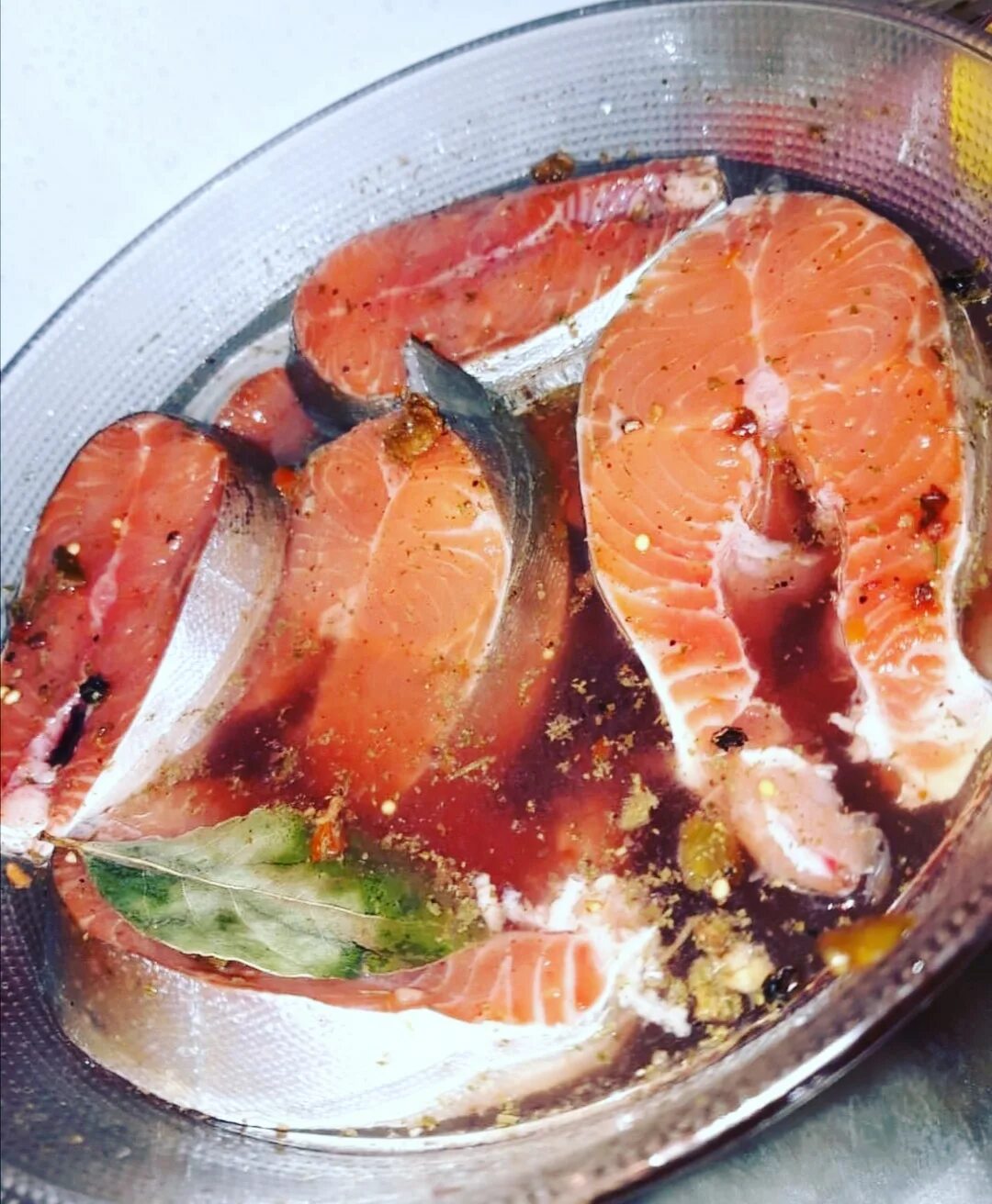 Голец какого цвета мясо. Голец стейк. голец камчатский с икрой. голец слабосоленый стейки.