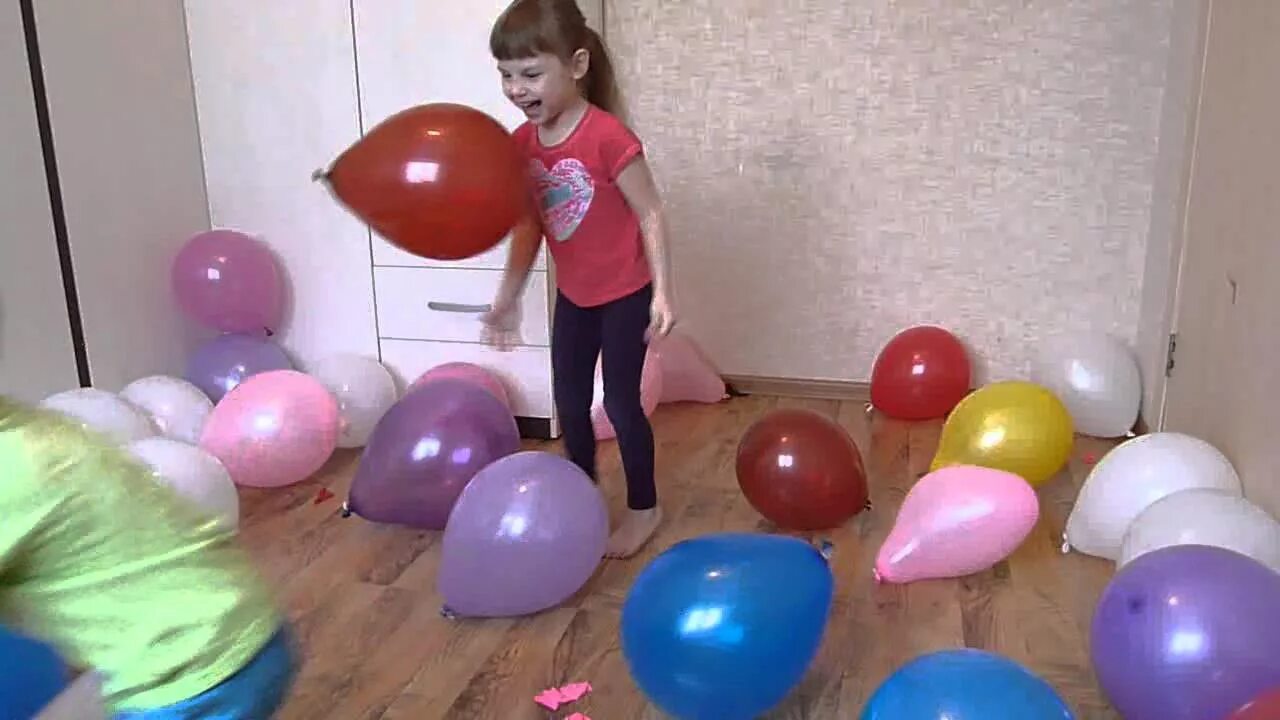 Конкурсы с воздушными шариками. Дети лопают шарики. Дети надувают шарики. Конкурсы с воздушными шарами для детей. Дети лопают воздушные шары.