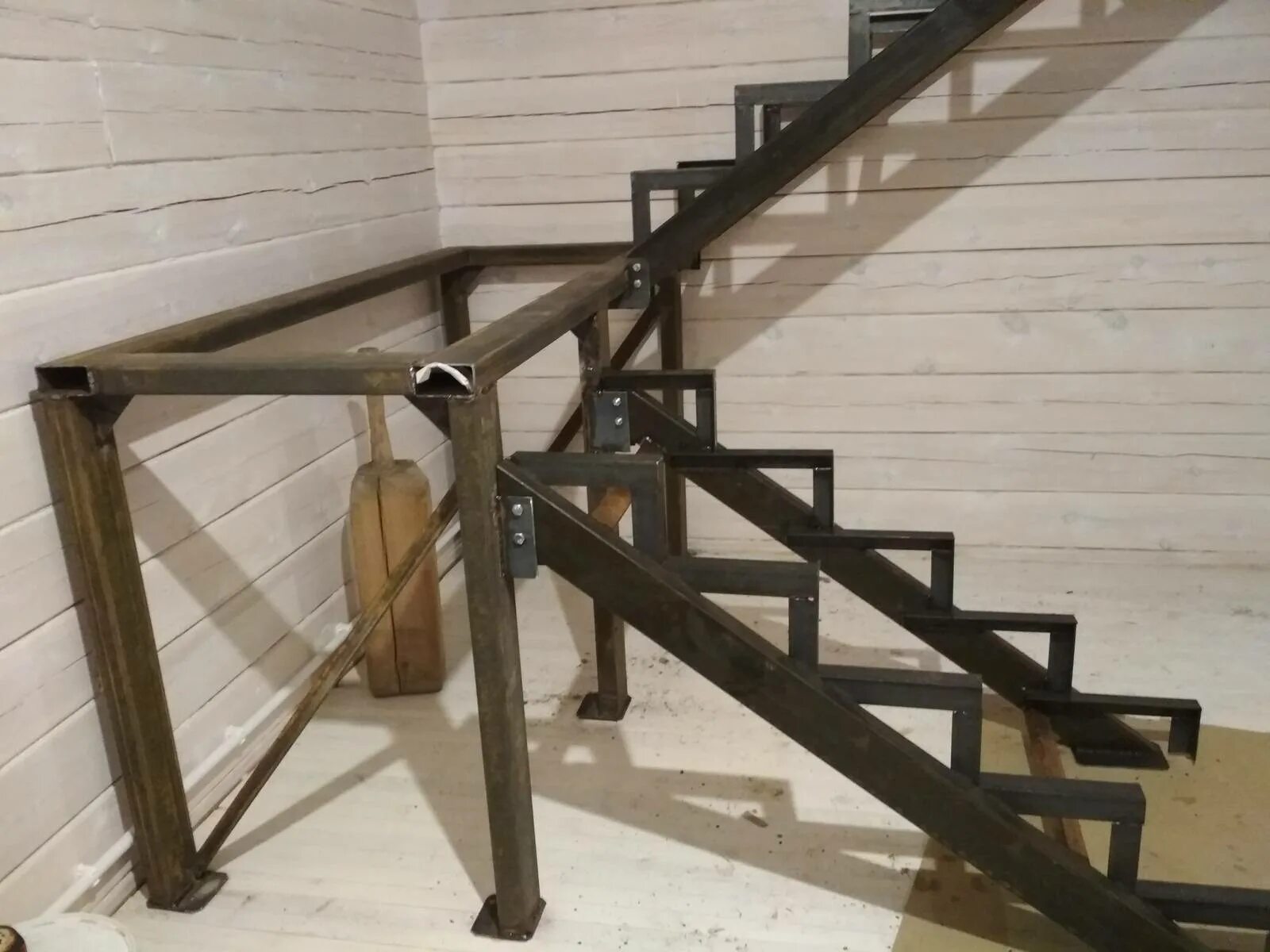 Лестница 2 косоура металл. Деревянная лестница на металлическом каркасе. Каркас лестницы из металла. Лестница из металла и дерева. Построить лестницу своими руками