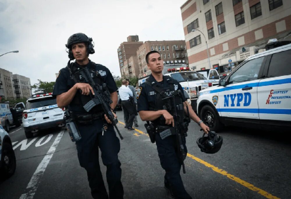 Полиция долго. Nypd полиция нью йорка. департамент полиции нью-йорка. нью йорк полис департамент. нью йорк отдел полиции.