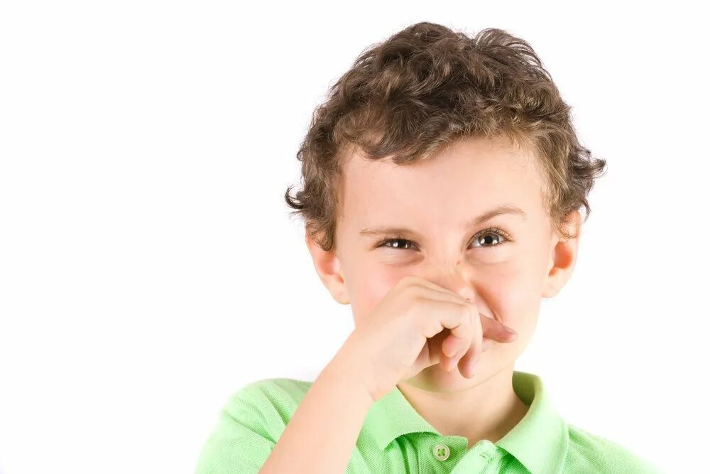 Детям о неприятных запахах. Мальчик вытирает нос рукавом. Плохо пахнет мальчик.