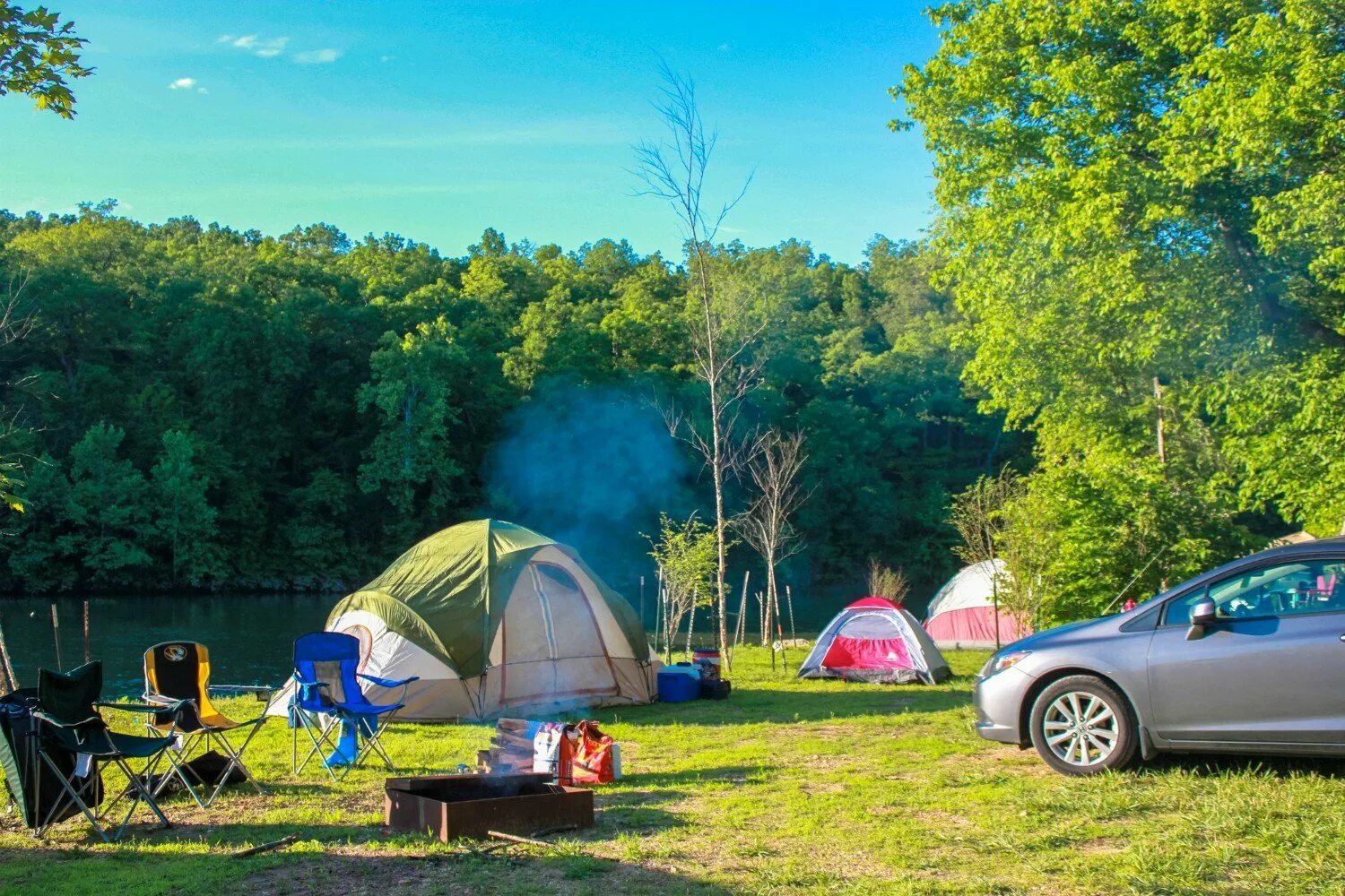 Go camping лагерь. Кемпинг финский залив Сосновый Бор. Палаточный лагерь. Кемпинг у реки. Кемпинг с палатками у воды.