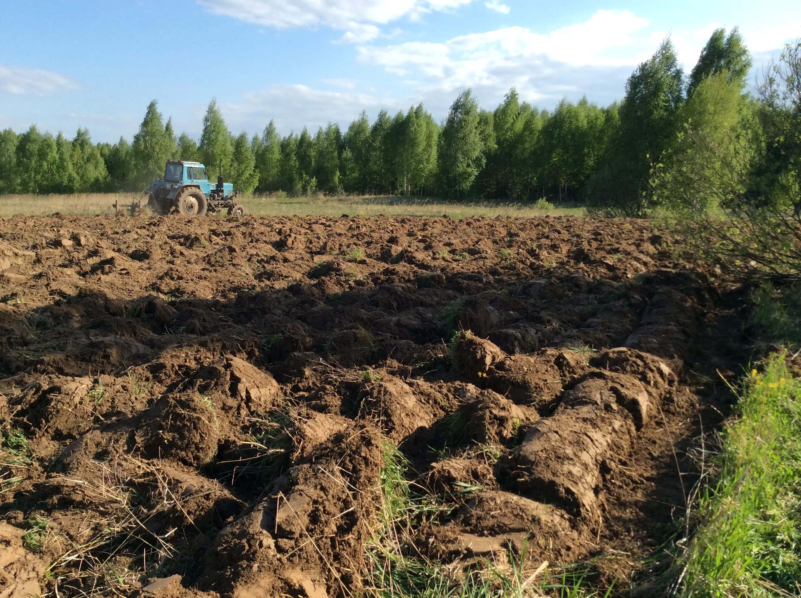 Глубокая вспашка. Нурлино вспашка. Таскино вспашка. Поле после вспашки. Земля после вспашки трактором.