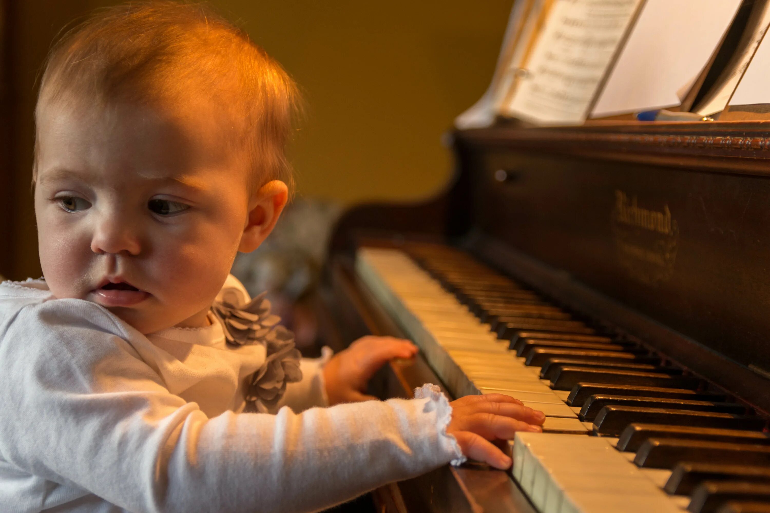 Песни ранний возраст. Фортепиано для детей. Пианино для малышей. Малыш на рояле. Самое маленькое фортепиано.