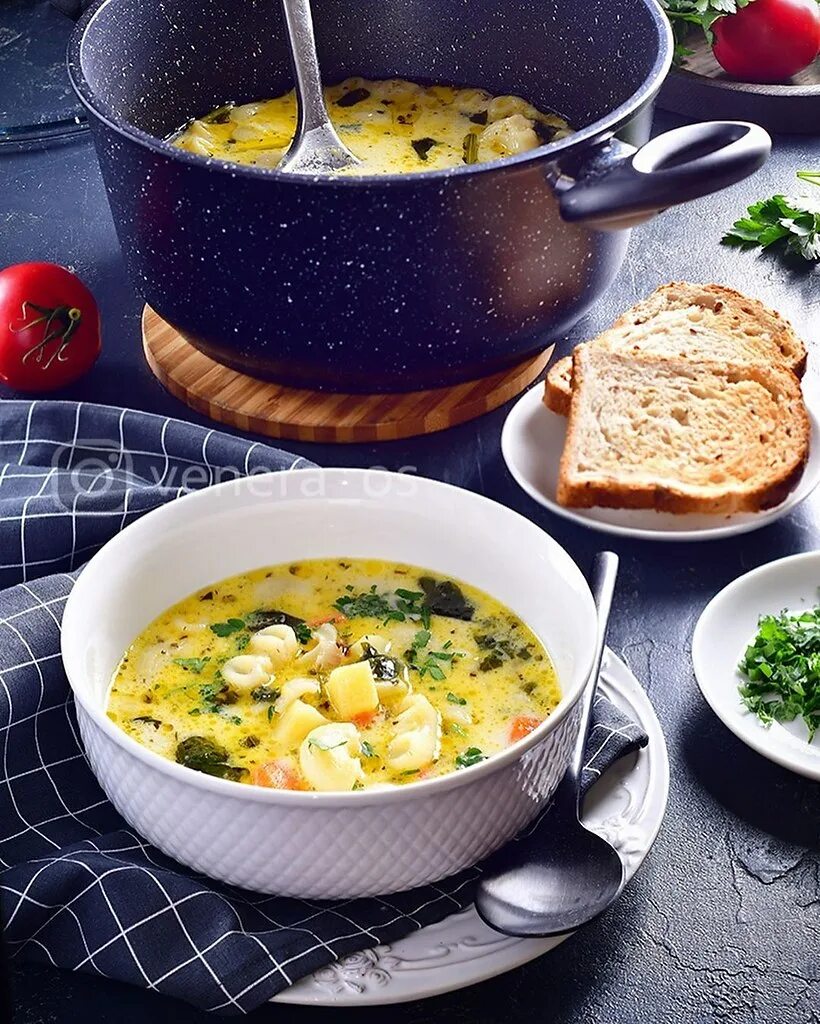 Суп со сливочным сыром рецепт. Сырный суп (из филе курицы). Тыквенный суп-пюре от юлии высоцкой. Грибной сырный суп. Суп романо сырный.